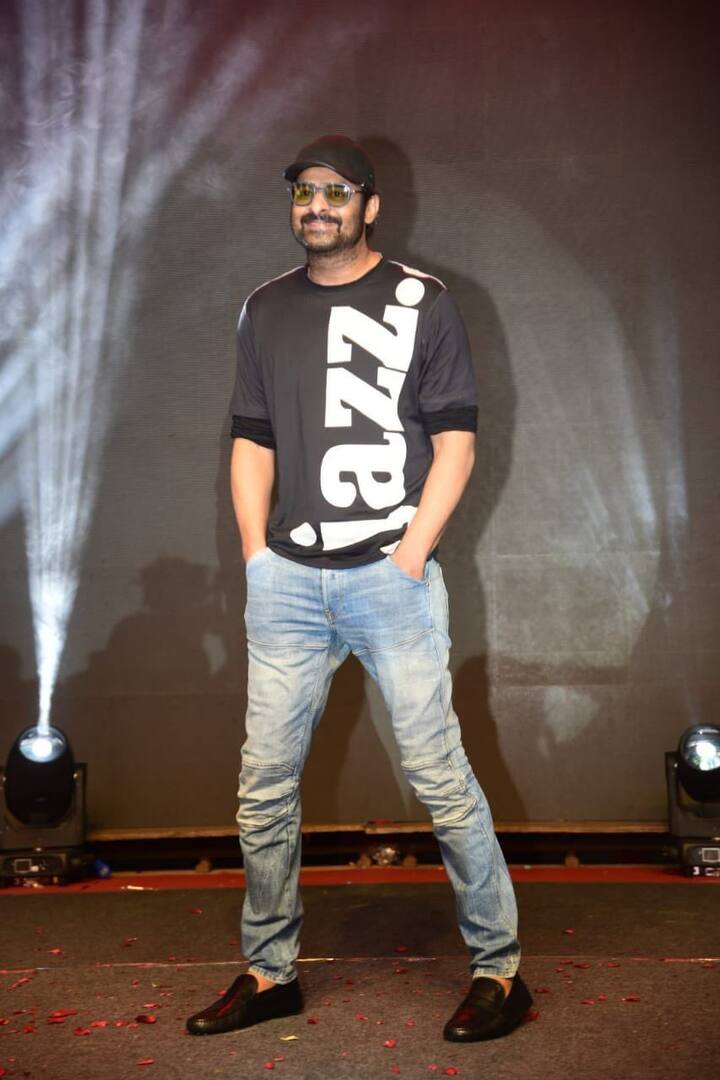 ఈ ఈవెంట్ కోసం ఎంతో స్టైలిష్ గా రెడీ అయి వచ్చారు ప్రభాస్.(Photo Courtesy: Vyjayanthi Movies Twitter)