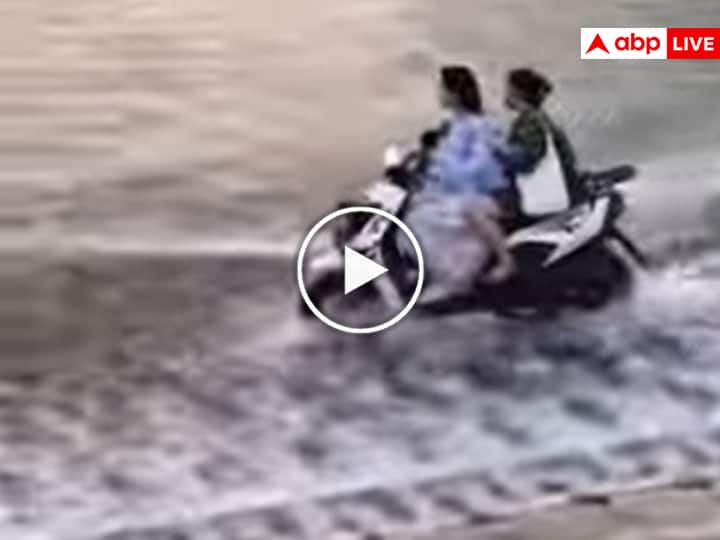 Girl ride scooty in river shocking video viral on social media Shocking: लड़की ने उफनती नदी में चला दी स्कूटी, यूजर्स बोले- पापा की परी कुछ भी कर सकती है