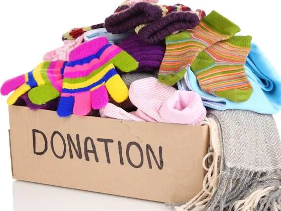 કપડાઃ શ્રાવણમાં ગરીબ કે જરૂરિયાતમંદને કપડાનં દાન કરવાથી અક્ષય પુણ્યની પ્રાપ્તિ થાય છે. વસ્ત્ર દાન કરવાથી માન સન્માનમાં વધારો થાય છે. આવા લોકો પર  મહાદેવની કૃપા થાય છે.