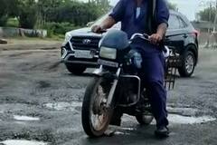 પશ્વિમ કચ્છના આ રસ્તા પર પસાર થવાના હોવ તો સાચવજો, હાઈવે બન્યો ડિસ્કો રોડ; જુઓ સ્થિતિ