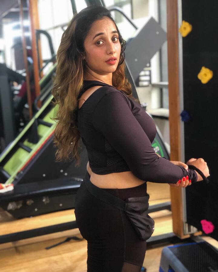Rani Chatterjee Photos: भोजपुरी सिनेमा की क्वीन रानी चटर्जी (Rani Chatterjee) अक्सर अपने फिटनेस को लेकर चर्चा में बनी रहती हैं. एक्ट्रेस कई सालों से भोजपुरी सिनेमा इंडस्ट्री में काम कर रही हैं. इसके साथ ही सोशल मीडिया पर भी उनकी जबरदस्त फैन फॉलोइंग हैं. हाल ही में उन्होंने अपनी कुछ नई तस्वीरें फैन्स के साथ शेयर की हैं. डालिए इनपर एक नजर......