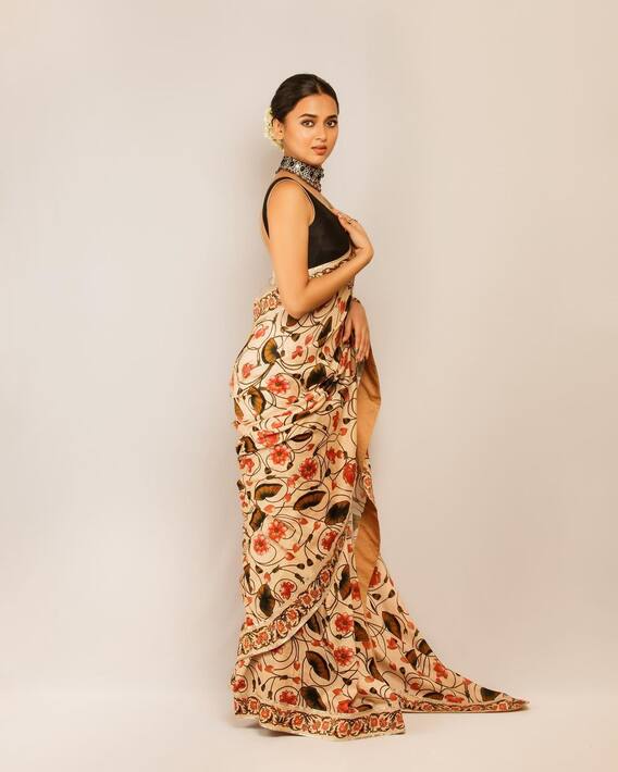 Image: 'Naagin' fame actress Tejasswi Prakash's adorable look; Saree looks special!