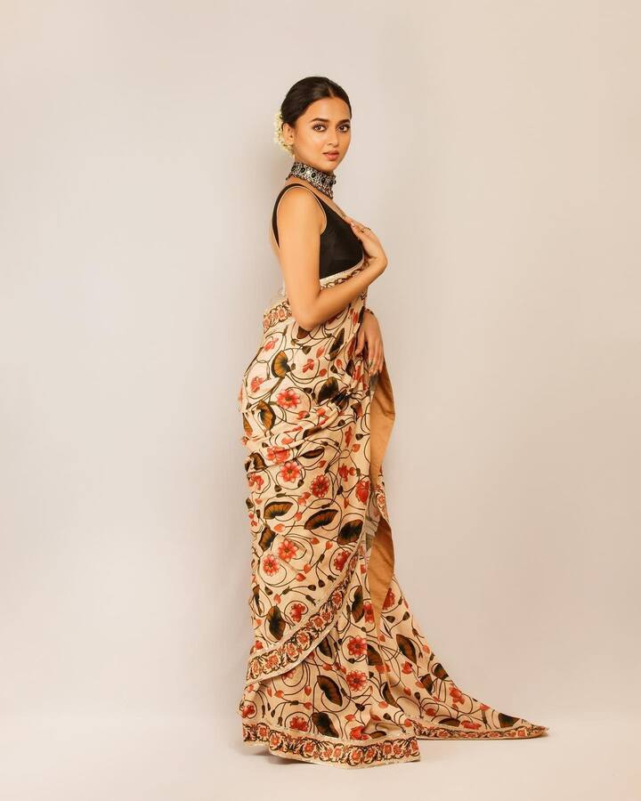 अभिनेत्री तेजस्वी प्रकाश वायंगणकर (Tejasswi Prakash) देशातील सर्वात लोकप्रिय टीव्ही शो ‘बिग बॉस 15’चे विजेतेपद पटकावून प्रचंड चर्चेत आली.(फोटो सौजन्य : tejasswiprakash/इंस्टाग्राम)