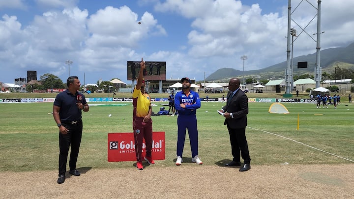 তৃতীয় টি-টোয়েন্টিতে টসে জিতে প্রথমে বোলিং করার সিদ্ধান্ত নেন ভারতীয় অধিনায়ক রোহিত শর্মা।