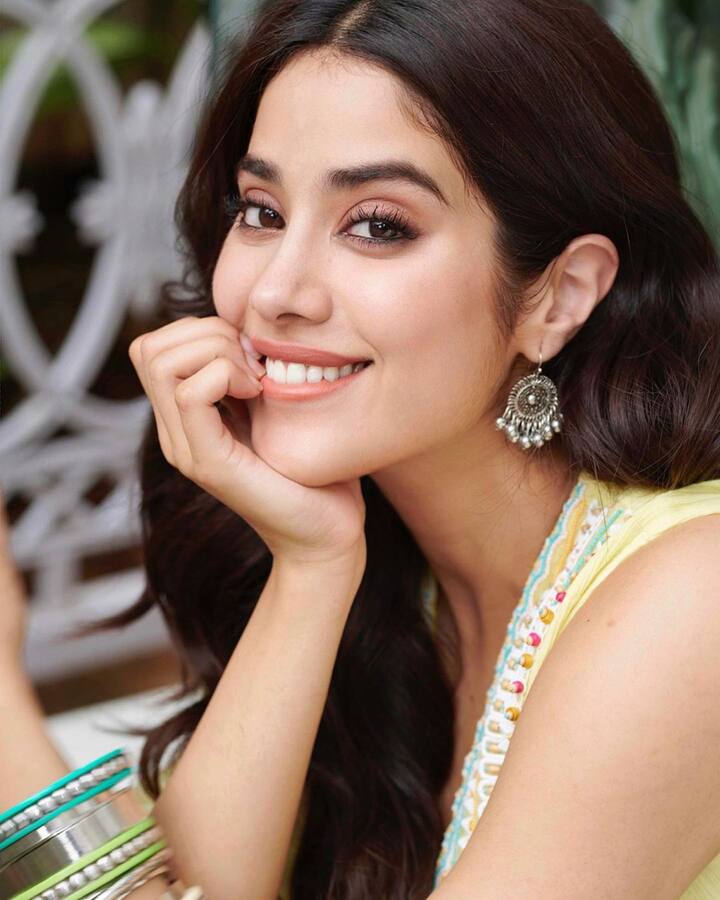 लेटेस्ट फोटोशूटमध्ये जान्हवी कपूर एकदम साध्या लूक मध्ये दिसत आहे. छोटेसे हँगिंग कानातले घालून तिने हा लूक पूर्ण केला आहे.जान्हवीच्या वर्क फ्रंटबद्दल बोलायचे झाले तर, ती लवकरच तिचे वडील बोनी कपूर निर्मित 'मिली' चित्रपटात दिसणार आहे. याशिवाय जान्हवी सध्या 'गुड लक जेरी'च्या प्रमोशनमध्ये व्यस्त आहे. याशिवाय ती करण जोहरच्या प्रोडक्शनमधील 'दोस्ताना 2' या चित्रपटात दिसणार आहे. (फोटो सौजन्य:janhvikapoor/इंस्टाग्राम)