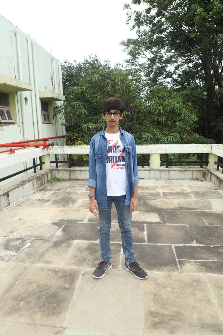 পুলিশ অফিসার তো হল, কিন্তু দাবা? দেবাশিস বলছেন, 'জনি প্রতিবাদ করতে গিয়ে বোঝে, কেবল প্রতিবাদ নয়, তার জন্য প্রয়োজন হয় কৌশলের। দাবার ছকে সেই কৌশলই যেন জনিকে শেখায় বনি। এই দুই চরিত্রই একটি খুনে ঘটনায় জড়িয়ে যায়। তারপর পুলিশের অন্দরের বিভিন্ন গল্প আর সঙ্গে খুনের রহস্যভেদ করতে করতেই এগিয়ে যায় জনি বনির গল্প।'