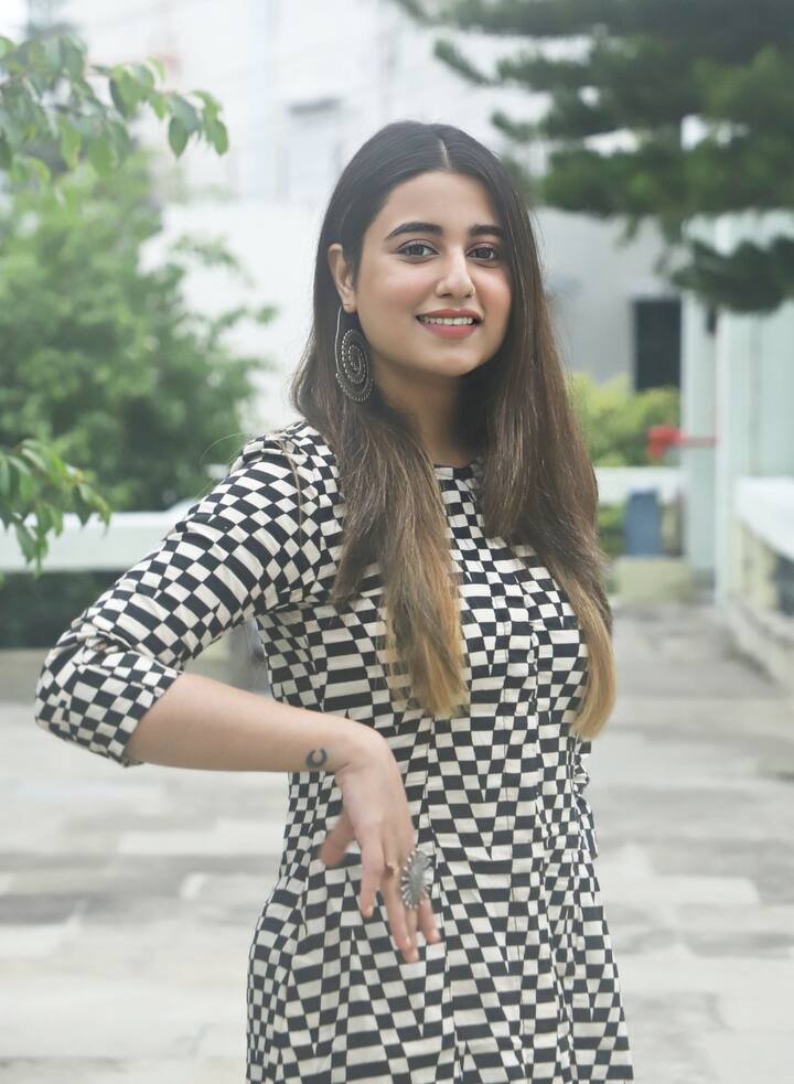 এই গল্পে দেবাশিসের বিপরীতে অভিনয় করেছেন স্বস্তিকা দত্ত। সিরিজে তাঁর নাম আঁখি। এই প্রথম স্বস্তিকার সঙ্গে পর্দায় কাজ করছেন দেবাশীষ।