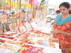 Raksha Bandhan Market: रक्षाबंधन के लिए फैंसी डिजाइनर राखियों की बढ़ी डिमांड, 20 फीसदी बढ़े दाम