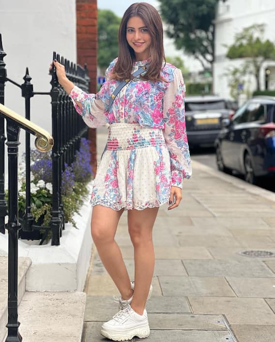Aamna Sharif Pics: शॉर्ट ड्रेस पहन लंदन की सड़कों पर शाइन करती दिखीं आमना शरीफ, खूबसूरत अंदाज़ जीत लेगी आपका भी दिल