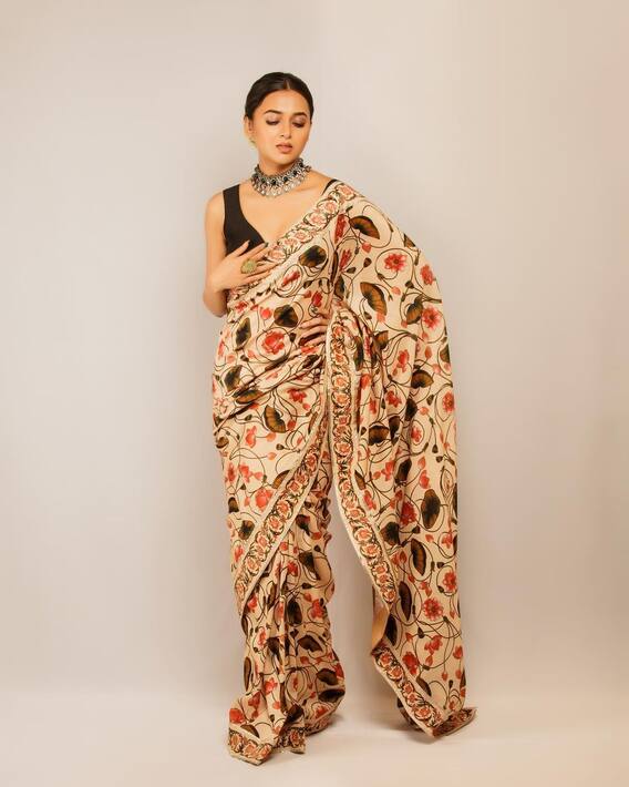 Image: 'Naagin' fame actress Tejasswi Prakash's adorable look; Saree looks special!