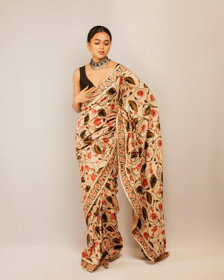 બ્લેક બ્લાઉઝ સાથે પ્રિન્ટેડ સાડીમાં તે ખૂબ સુંદર લાગી રહી છે. 'બિગ બોસ' સીઝન 15ની વિનર રહી ચૂકેલી તેજસ્વી કપૂરે ટીવી શો 'સ્વરાગિની'થી ઘર-ઘરમાં લોકપ્રિયતા મેળવી હતી.