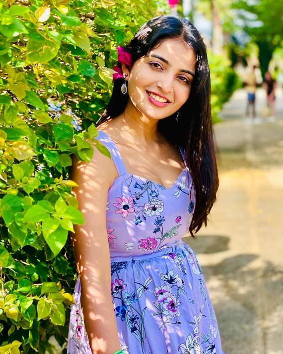 Ananya Nagalla: అద్దం ముందర అల్లరి చేస్తూ ఫోటోలకి ఫోజులిస్తున్న అనన్య నాగళ్ల