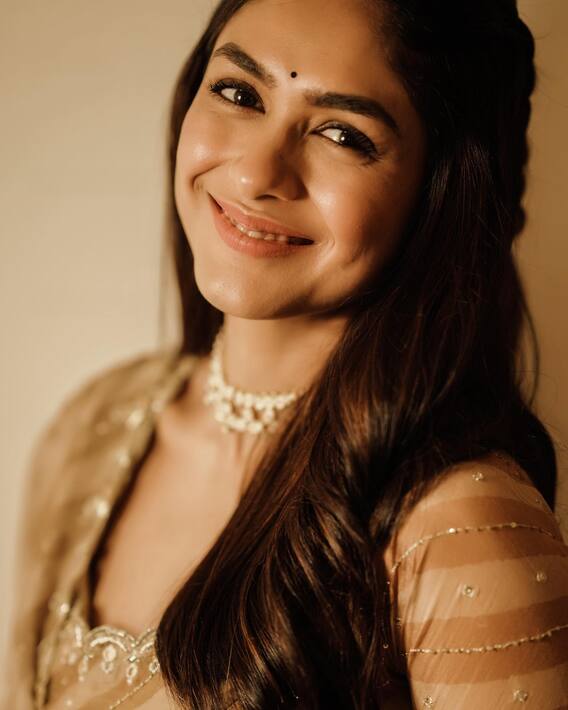 Mrunal Thakur Pics: Mrunal Thakur won the hearts of the fans in the traditional look, see photos