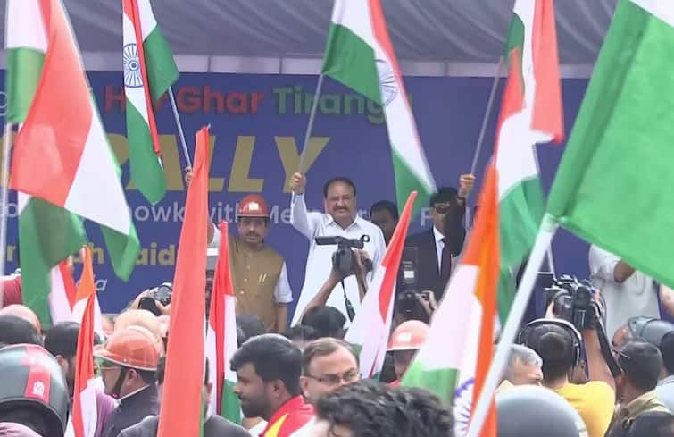MPs took out tricolor bike rally from Red Fort to Parliament, Vice President showed green signal