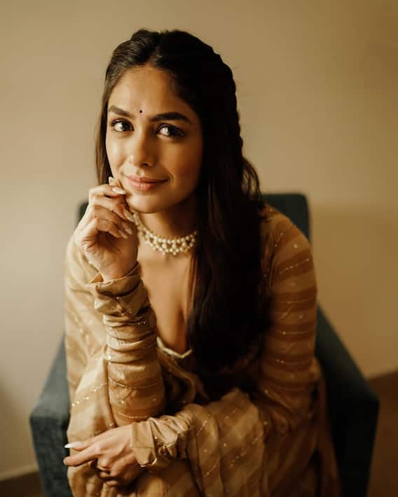 Mrunal Thakur Pics: Mrunal Thakur won the hearts of the fans in the traditional look, see photos