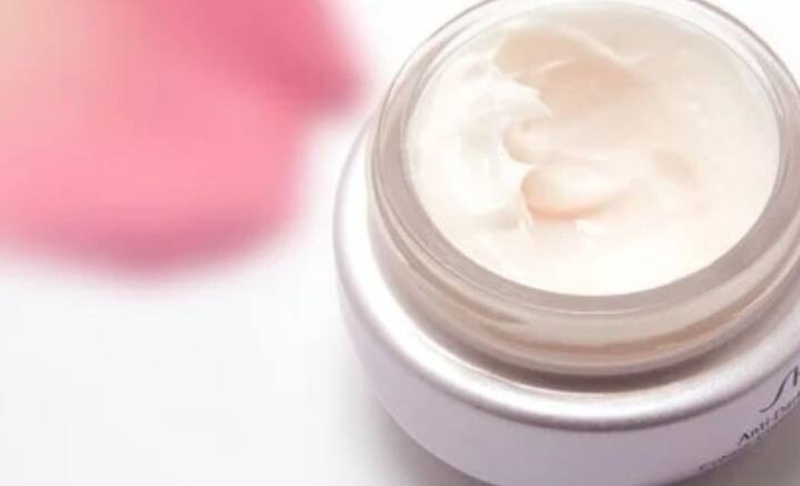 এ সব থেকে রক্ষা পেতে প্রসাধনের উপর হাজার হাজার টাকা খরচ করেন অনেকেই। যাতে সামান্য প্রলেপেই চেহারায় ফিরে আসে সতেজতা।