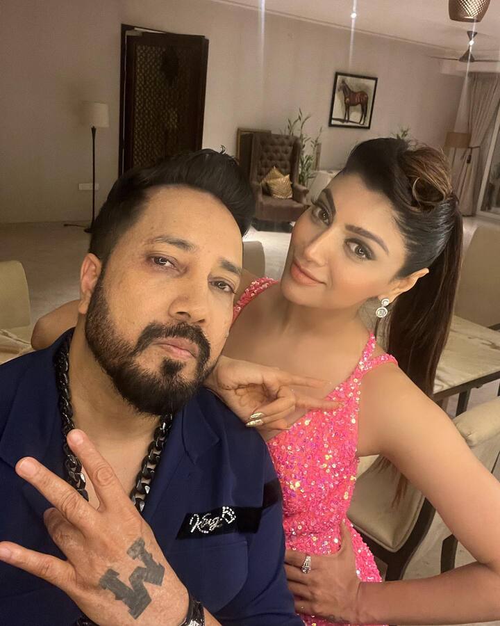 टीवी एक्ट्रेस और मॉडल आकांक्षा पुरी (Akanksha Puri) अब सिंगर मीका सिंह (Mika Singh) की वोटी बनकर काफी लाइमलाइट बटोर रही हैं.