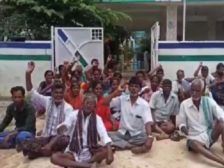 Thammineni palli Villagers Protest Infront of YCP MLC Shaik Mohammed DNN రోడ్లు ఎప్పుడు వేస్తారు సార్? లారీలతో వైసీపీ ఎమ్మెల్సీ ఇంటికెళ్లిన ప్రజలు!