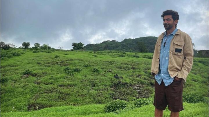 টেলিভিশনের জনপ্রিয় কমেডি শো 'কপিল শর্মা শো'- তে সুনীল গ্রোভারের চরিত্রে ডক্টর গুলাঠি ব্যাপকভাবে জনপ্রিয় হয়েছে।