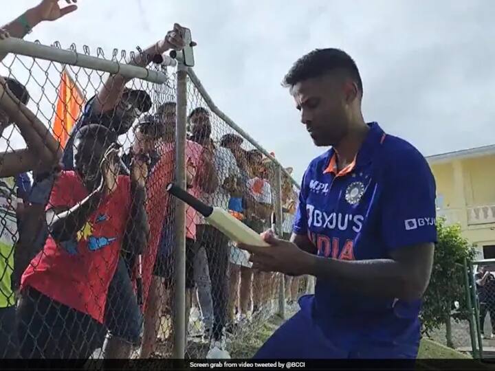 After the match against West Indies, BCCI has praised Suryakumar Yadav's fans by sharing a video of him giving autographs and taking selfies Watch: सूर्यकुमार यादव के इस कदम ने फैंस का जीता दिल, BCCI ने वीडियो शेयर कर की तारीफ