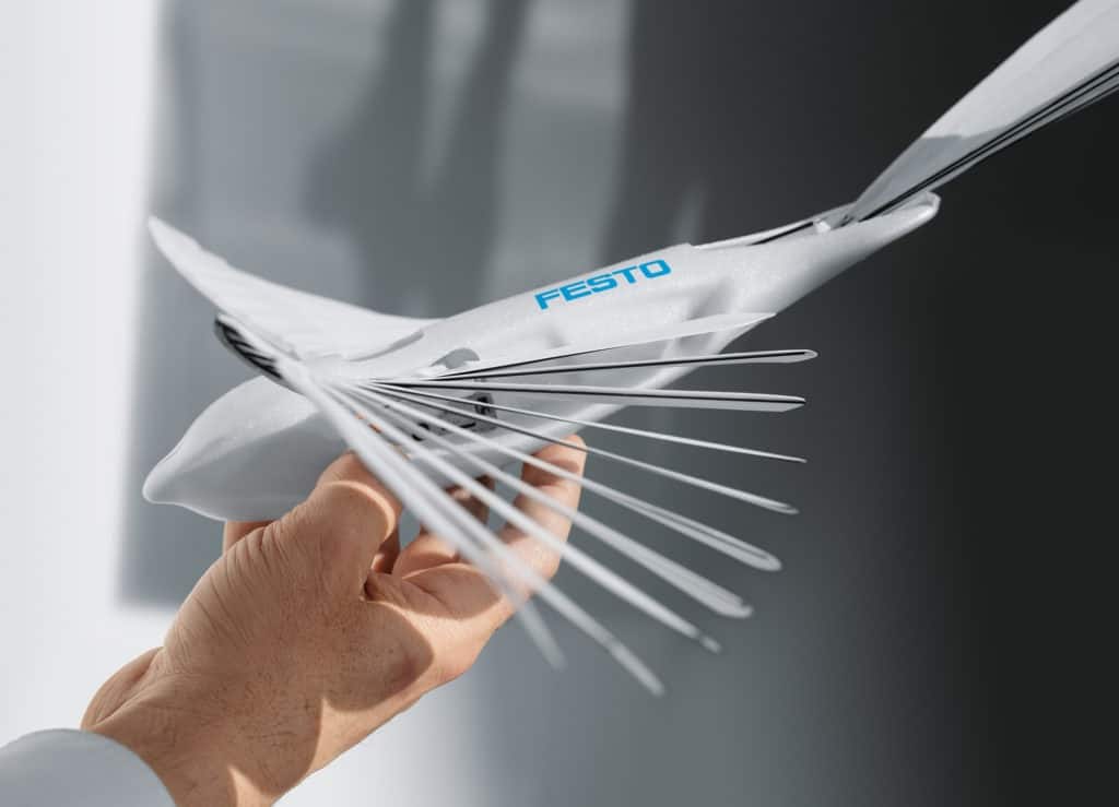 Robot Birds : रोबोट बर्ड घेतोय पंख पसरवून हवेत भरारी, वजन गोल्फ बॉलपेक्षाही हलके Festo German automation company made Robot birds BionicSwifts lighter than a golf ball Robot Birds : रोबोट बर्ड घेतोय पंख पसरवून हवेत भरारी, वजन गोल्फ बॉलपेक्षाही हलके