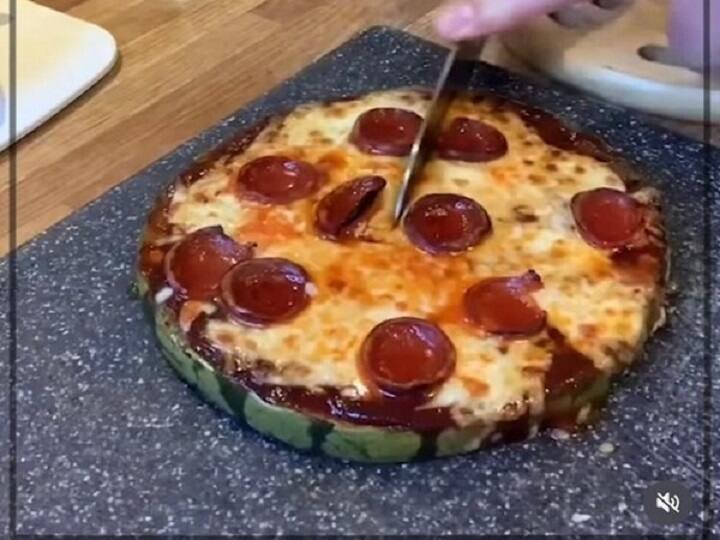 Watermelon Pizza Viral Video disappoints pizza lovers on social media marathi news Viral Video : पिझ्झाप्रेमी तुम्हीही असाल, पण हा पिझ्झा तुम्ही कधी खाल्ला आहे का? व्हिडीओ एकदा पाहाच