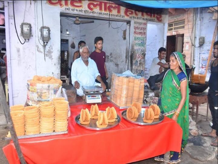 Rajasthan news Before Rakshabandhan demand for Ghevar sweets increased in Bharatpur ann Rajasthan: रक्षाबंधन से पहले बढ़ी घेवर की डिमांड, बाजार में 25 हजार रुपये प्रति किलो तक है कीमत