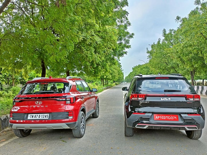২০২২ হুন্ডাই ভেনু হোক বা কিয়া সনেট- দু’টি গাড়িই ফিচারের দিক থেকে গ্রাহকদের চমক দেওয়ার জন্য অনেক কিছু রেখেছে। তবে খুব সামান্য হলেও ফারাক রয়েছে।