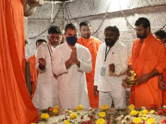 આવતા વર્ષે એપ્રિલ-મેમાં યોજાનારી વિધાનસભાની ચૂંટણી બાદ જો પાર્ટી સત્તામાં આવે તો શિવકુમાર અને સિદ્ધારમૈયાને મુખ્યમંત્રી પદના પ્રબળ દાવેદાર માનવામાં આવે છે અને બંનેના સમર્થકો સમયાંતરે પોતાનો દાવો વ્યક્ત કરતા રહે છે. રાહુલ ગાંધીએ કહ્યું કે આજે મને સિદ્ધારમૈયા અને ડી.કે. શિવકુમારને ગળે લગાડતા જોઈને આનંદ થયો.