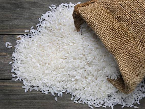 ચોખા - અક્ષત એટલે કે શિવ ઉપાસનામાં ચોખાનું ઘણું મહત્વ છે. શ્રાવણ માં દાન કરવાથી અન્ન ભંડારો ક્યારેય ખાલી નથી થતા. મા અન્નપૂર્ણાની કૃપા કાયમ રહે. શ્રાવણ સોમવારે ભગવાન શિવને ચોખાની ખીર અર્પણ કરવી ખૂબ જ શુભ માનવામાં આવે છે.