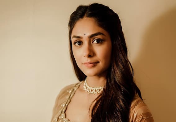 Mrunal Thakur: 'సీతారామం' లోని సీత మృణాల్ ఠాకూర్ ముచ్చటైన ఫోటోస్ Mrunal Thakur: 'సీతారామం' లోని సీత మృణాల్ ఠాకూర్ ముచ్చటైన ఫోటోస్