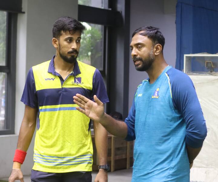 বহু পুরনো এক পন্থা। টেনিস বলকে জলে ভিজিয়ে ব্যাটারদের দিকে ছুড়ে দেওয়া। ভেজা বল যেমন আচমকা লাফায়, তেমনই পিচে পড়ে স্কিড করে দ্রুত গতিতে শরীর লক্ষ্য করে ধেয়ে আসে।