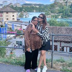 यूरोप में वेकेशन एंजॉय कर रही हैं Arti Singh, मां पर कुछ यूं प्यार लुटाती आईं नजर