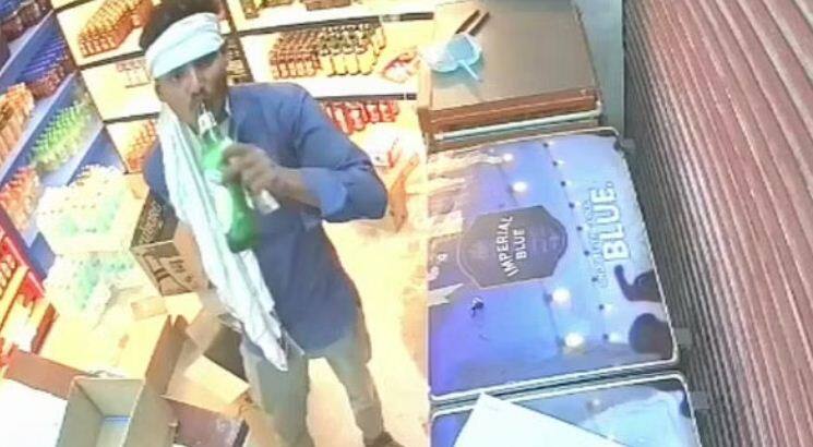 This thief turned out to be a wonderful drinker, first drank beer in the shop and then stole expensive liquor and cash. ਇਹ ਚੋਰ ਤਾਂ ਕਮਾਲ ਦਾ ਸ਼ਰਾਬੀ ਨਿਕਲਿਆ, ਪਹਿਲਾਂ ਦੁਕਾਨ 'ਚ ਬੀਅਰ ਪੀਤੀ ਤੇ ਫਿਰ ਮਹਿੰਗੀ ਸ਼ਰਾਬ ਤੇ ਨਕਦੀ ਲੈ ਉੱਡਿਆ