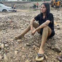 Shehnaaz Gill Photos: सड़क किनारे मिट्टी में लिपटकर शहनाज गिल ने दिए पोज, तस्वीरें देख फैन्स हुए हैरान