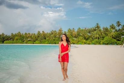 Jasmin Bhasin Photos: ਜੈਸਮੀਨ ਭਸੀਨ ਨੂੰ ਟੀਵੀ ਦੀ ਮਸ਼ਹੂਰ ਅਭਿਨੇਤਰੀਆਂ ਵਿੱਚੋਂ ਇੱਕ ਮੰਨਿਆ ਜਾਂਦਾ ਹੈ। ਜੈਸਮੀਨ ਭਸੀਨ ਖੂਬਸੂਰਤੀ ਅਤੇ ਗਲੈਮਰ ਦੇ ਮਾਮਲੇ ਚ ਬਾਲੀਵੁੱਡ ਅਭਿਨੇਤਰੀਆਂ ਦਾ ਮੁਕਾਬਲਾ ਕਰਦੀ ਨਜ਼ਰ ਆ ਰਹੀ ਹੈ।