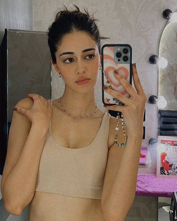 Ananya Pandey Pics: Ananya Pandey's attention came after clicking the photo in front of the mirror, the fans said - 'Selfie Queen'