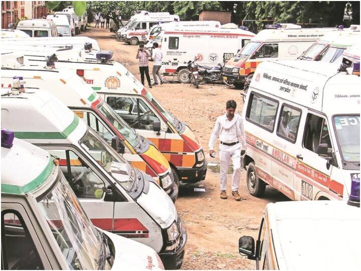 Uttar Pradesh Hospital Denied Ambulance Father Carried Son Body On Shoulder In Prayagraj शर्मनाक: अस्पताल से नहीं मिली एंबुलेंस तो पिता ने 2 किमी तक कंधे पर ढोया बेटे का शव, अब हरकत में आए अधिकारी