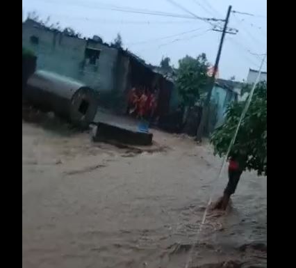 Latur Rain : लातूर जिल्ह्यात पावसाची जोरदार हजेरी, कर्नाटकातील तुगावमध्ये ढगफुटी सदृश्य पाऊस, शेती पिकांना फटका 