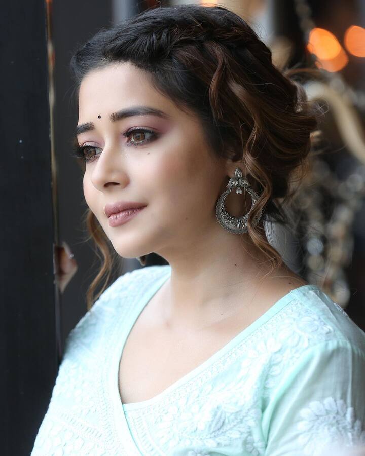 टीना दत्ताने तिच्या 'उत्तरन' या सुपरहिट शोमध्ये इच्छा ही व्यक्तिरेखा साकारून घराघरात खास ओळख निर्माण केली आहे. आजही ती प्रत्येक घरातील इच्छा नावाने ओळखली जाते. देशभरात तिचे लाखो चाहते आहेत. लोक तिच्याबद्दल सर्व काही जाणून घेण्यासाठी उत्सुक आहेत. (फोटो सौजन्य : tinadatta/इंस्टाग्राम)