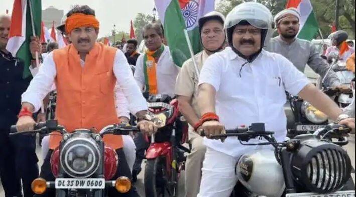 Trianga Bike Rally: MP Manoj Tiwari, who participated in the Trianga Bike Rally, made such a big mistake, Delhi Traffic Police slapped a fine of 41 thousand. Trianga Bike Rally : ਤਿਰੰਗਾ ਬਾਈਕ ਰੈਲੀ 'ਚ ਸ਼ਾਮਲ ਹੋਏ ਸਾਂਸਦ ਮਨੋਜ ਤਿਵਾੜੀ ਨੇ ਕਰ ਦਿੱਤੀ ਅਜਿਹੀ ਵੱਡੀ ਗਲਤੀ, ਦਿੱਲੀ ਟ੍ਰੈਫਿਕ ਪੁਲਿਸ ਨੇ ਠੋਕਿਆ 41 ਹਜ਼ਾਰ ਦਾ ਜੁਰਮਾਨਾ