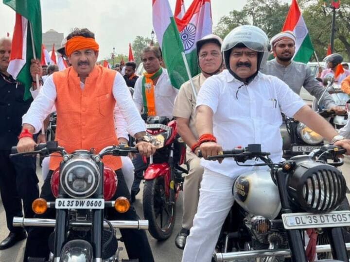 BJP MP Manoj Tiwari violets traffic rules faces challan of 41 thousand rupees in Delhi Tiranga Bike Rally Tiranga Bike Rally: न पोल्यूशन, न लाइसेंस और न हेलमेट... BJP सांसद मनोज तिवारी का दिल्ली पुलिस ने किया 41 हजार रुपये का चालान