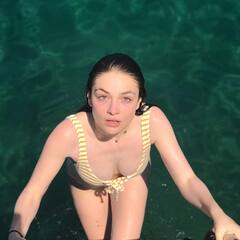 Serra Ariturk Photos: किसी परी से कम नहीं हैं टर्किश एक्ट्रेस सेरा अरितुर्क, खूबसूरत अदाओं से ढाती हैं कहर