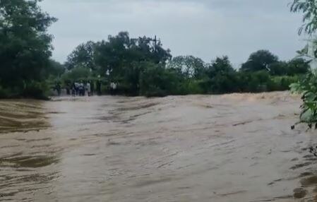 Solapur Rain : अक्कलकोट तालुक्यात तुफान पाऊस, घरांमध्ये शिरलं पाणी, बोरगाव-वागदरी गावचा संपर्क तुटला 