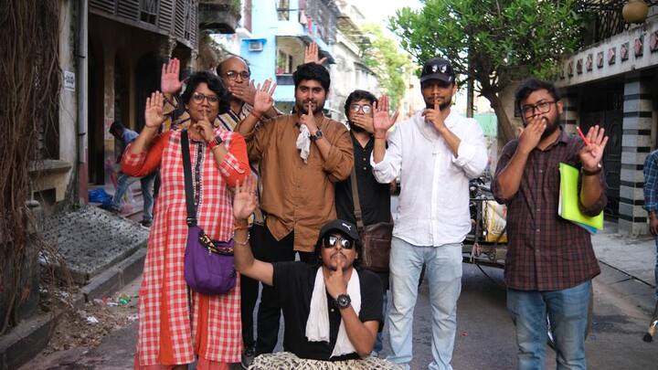 জিৎ বলছেন, 'আমায় বললেন.. 'তুই ওখানে ট্রলি পেতে শট নিতে চাস? দাঁড়া..' বলেই সোজা বাড়িওয়ালার কাছে। অনুরোধ করে রাজি করিয়েও ফেললেন ওঁকে। কৌশিক গঙ্গোপাধ্যায় বলেই বোধহয় সম্ভব। দরজা খুলল.. ট্রলি পাতা হল.. শট শেষ করে কৌশিকদা বললেন, 'কিরে খুশি?' ঠিক এমনই আবদারে প্রশ্রয়ে গোটা কাজটা করে ফেললাম। বিন্দুমাত্র কষ্ট হয়নি।'