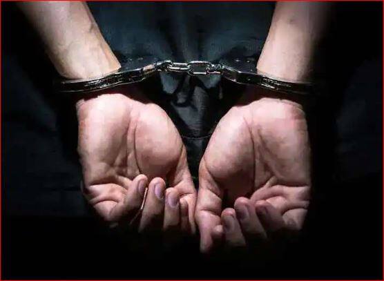 Cyber Crime: Make friends wisely on Instagram, know how the fraudulent pilot cheated 30 girls of lakhs of rupees Cyber Crime: ਇੰਸਟਾਗ੍ਰਾਮ 'ਤੇ ਕਰੋ ਸੋਚ-ਸਮਝ ਕੇ ਦੋਸਤੀ, ਜਾਣੋ ਕਿਵੇਂ ਧੋਖੇਬਾਜ਼ ਪਾਇਲਟ ਨੇ 30 ਲਕੜੀਆਂ ਤੋਂ ਠੱਗੇ ਲੱਖਾਂ ਰੁਪਏ