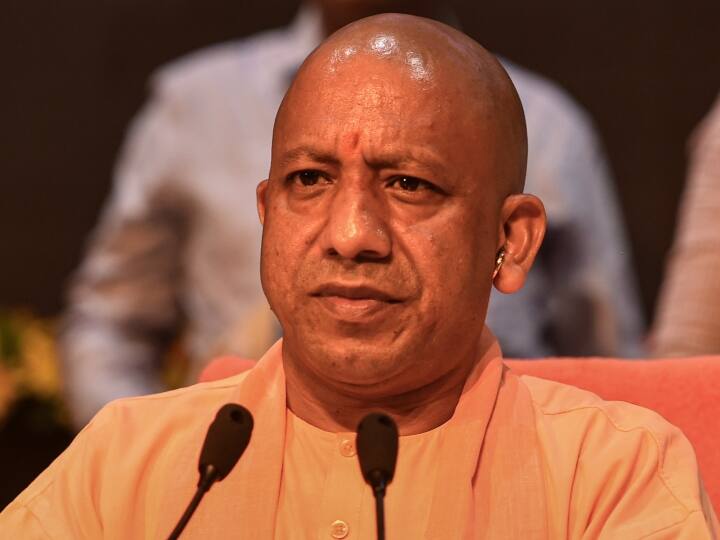 Uttar Pradesh Azamgarh CM Yogi Adityanath attack on Samajwadi Party Chief Akhilesh Yadav CM योगी ने बिना नाम लिए अखिलेश यादव पर साधा निशाना, कहा- उन्होंने खड़ा कर दिया पहचान का संकट