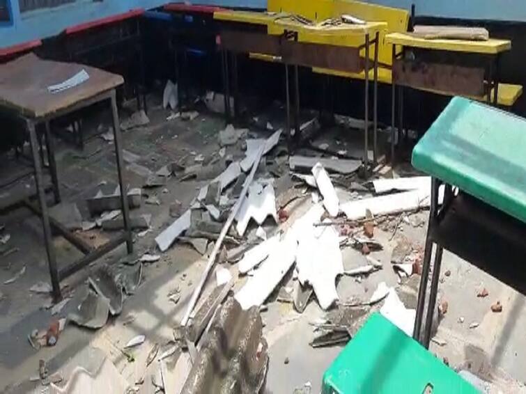 Maharashtra Wardha News Bad situation of students of Mamdapur Primary School Marathi News वर्ध्यातील ममदापूर प्राथमिक शाळेच्या विद्यार्थ्यांचे हाल; जून महिन्यात उडालं छत,अद्यापही परिस्थिती जैसे थेच!