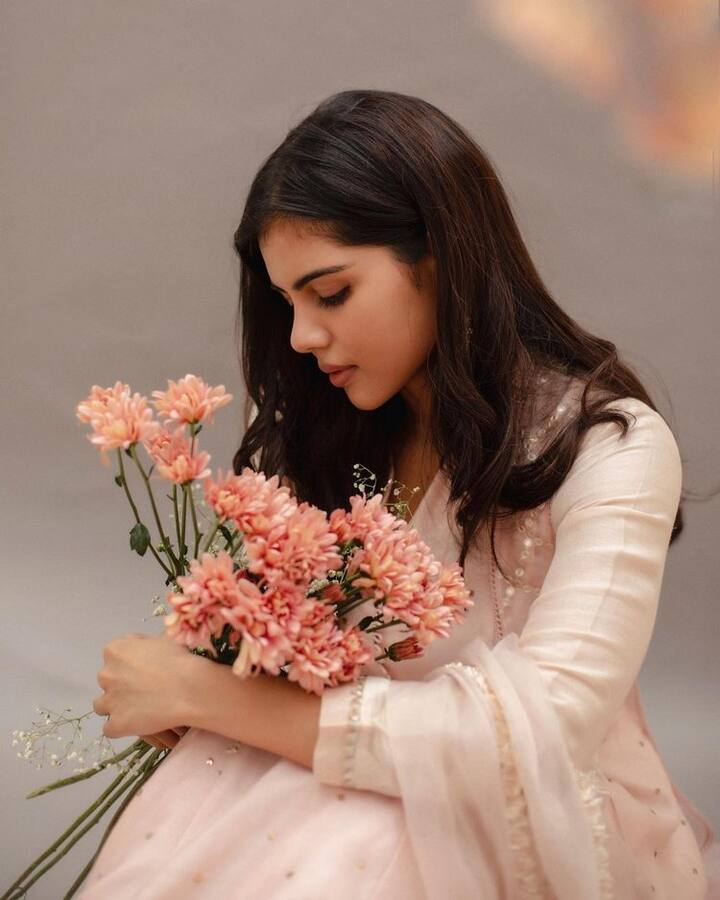 వాటిని ఇన్స్టాగ్రామ్ లో షేర్ చేయగా.. ఫొటోలు వైరల్ అవుతున్నాయి. (Photo Courtesy: Kalyani Priyadarshan Instagram)