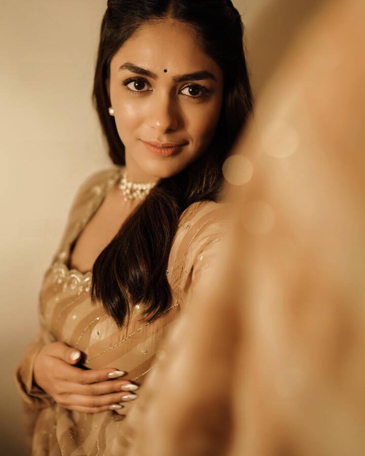 మలయాళ నటుడు దుల్కర్ సల్మాన్ కి జోడీగా ఈ సినిమాలో మృణాల్ నటించింది. Image Credit: Mrunal Thakur / Instagram